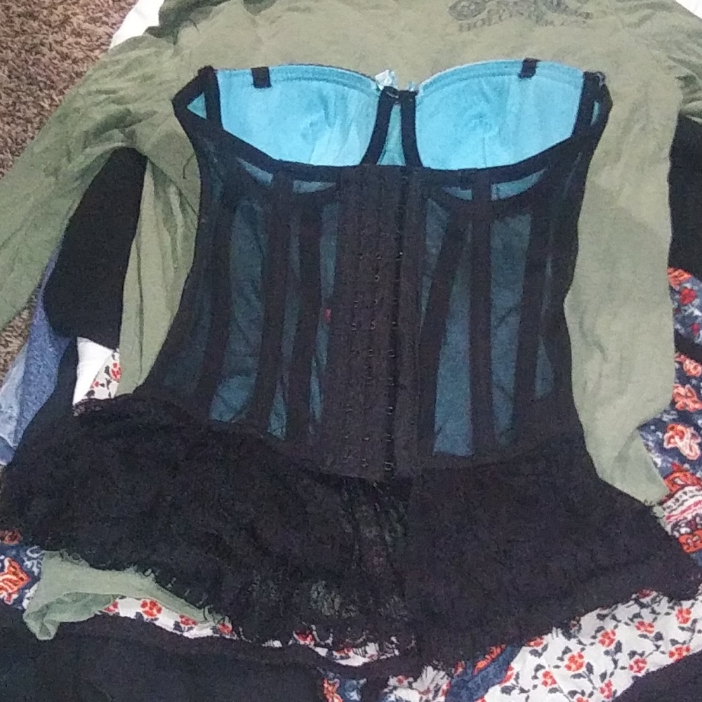 Corset - Picture 2 of 3